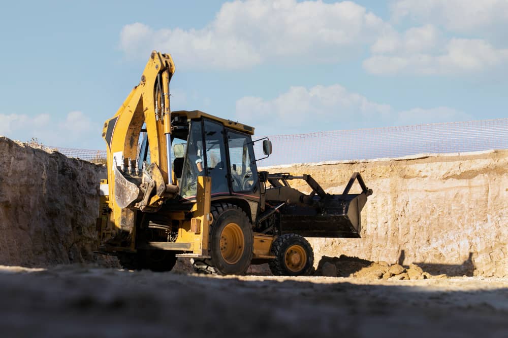 Buldoexcavator în acțiune - Închiriere Buldoexcavator Mare cu Operator