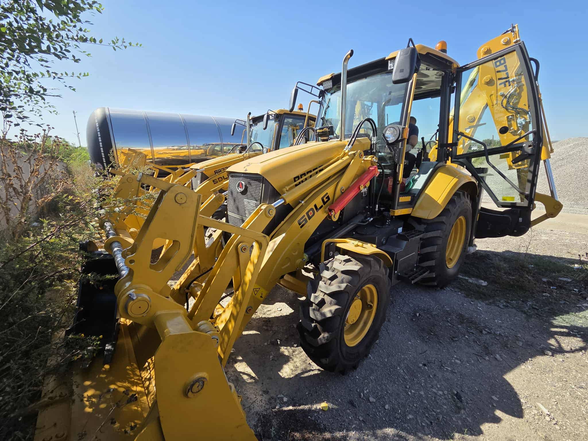 Buldoexcavator în acțiune - Echipamente Moderne pentru Construcții